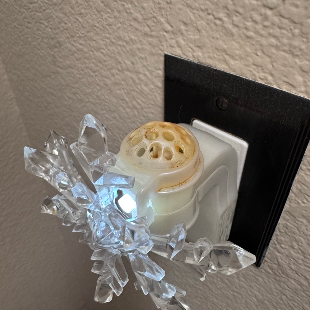 Bath Body Works Wallflowers Plug In Diffuser Winter Christmas Clear snowflake - Picture 3 of 5